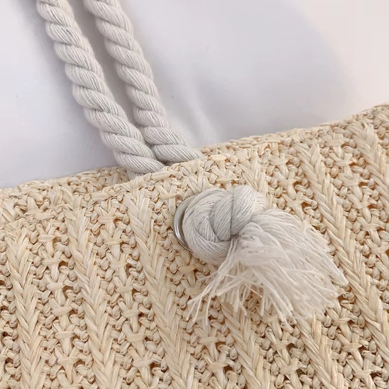Sac En Paille Grand Format Fourre-Tout – Juliette Détail de la anse en corde blanche et tressage en paille naturelle du sac en paille grand format fourre-tout Juliette