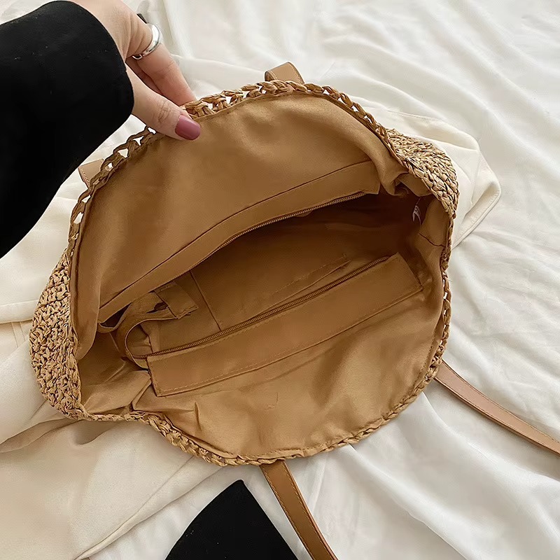 Sac En Paille Rond Ajouré Bandoulière – Solène Intérieur du sac en paille rond ajouré Solène avec doublure beige et poche intérieure zippée