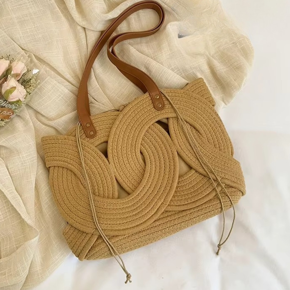 Sac cabas en paille crochet couleur naturelle avec motif feuilles entrelacées et anses en cuir marron