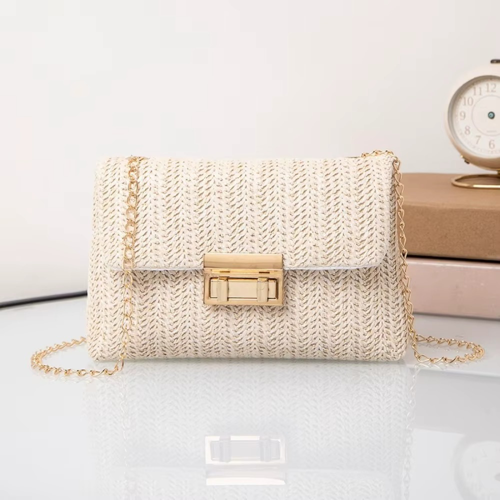 Sac en paille couleur naturelle avec rabat et fermoir doré, chaîne fine dorée, modèle Angélique