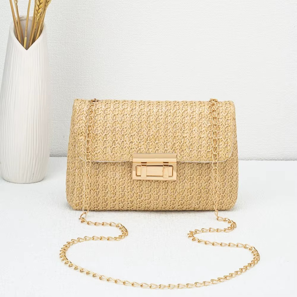 Sac en paille beige avec rabat et fermoir doré, chaîne fine dorée, modèle Angélique