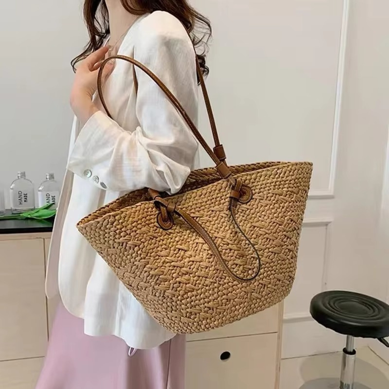 Sac en paille style français grande capacité Manon porté à l'épaule avec anses en cuir marron
