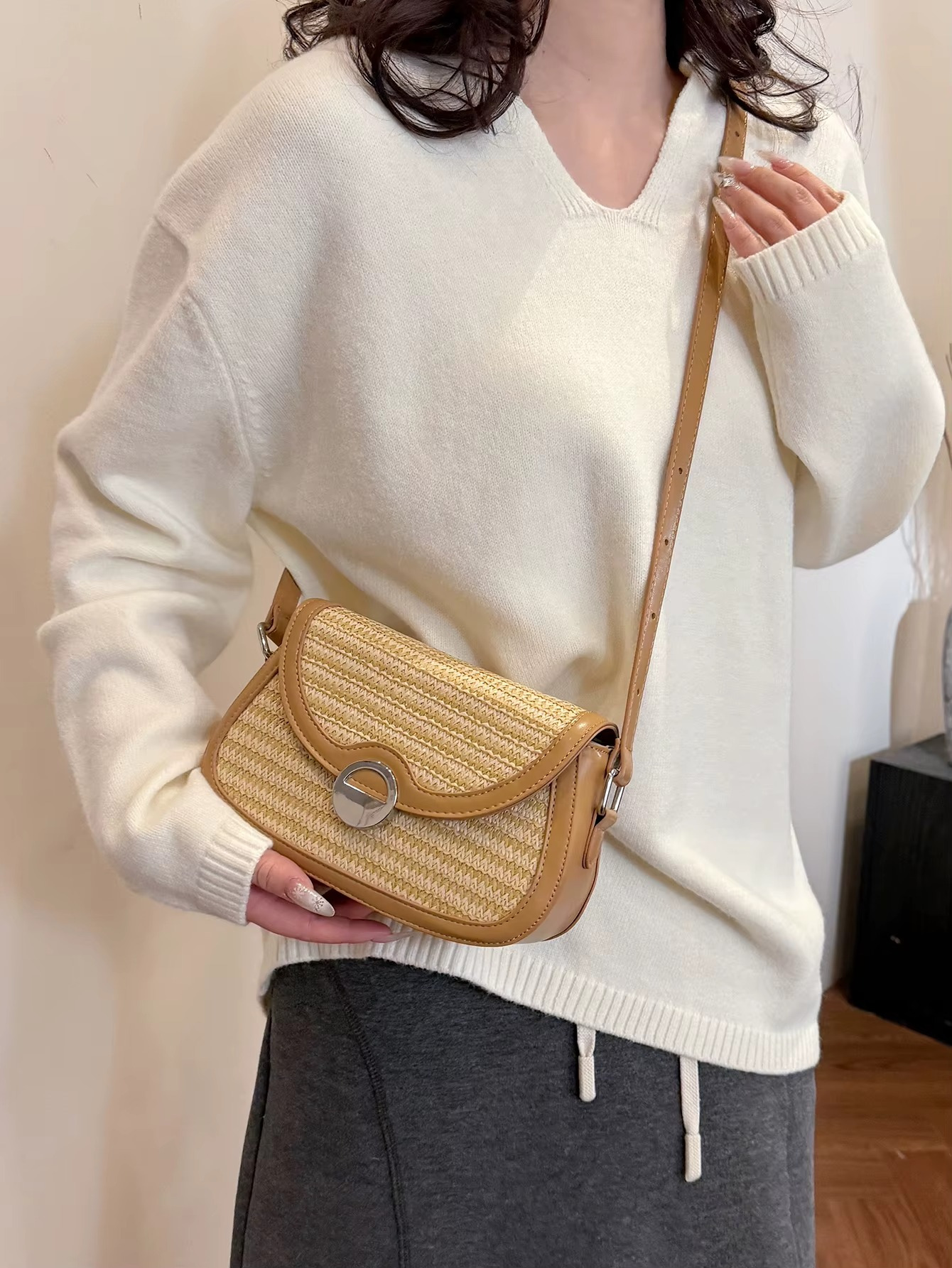 Sac en paille bandoulière avec rabat arrondi et bordure cuir camel porté en travers du corps