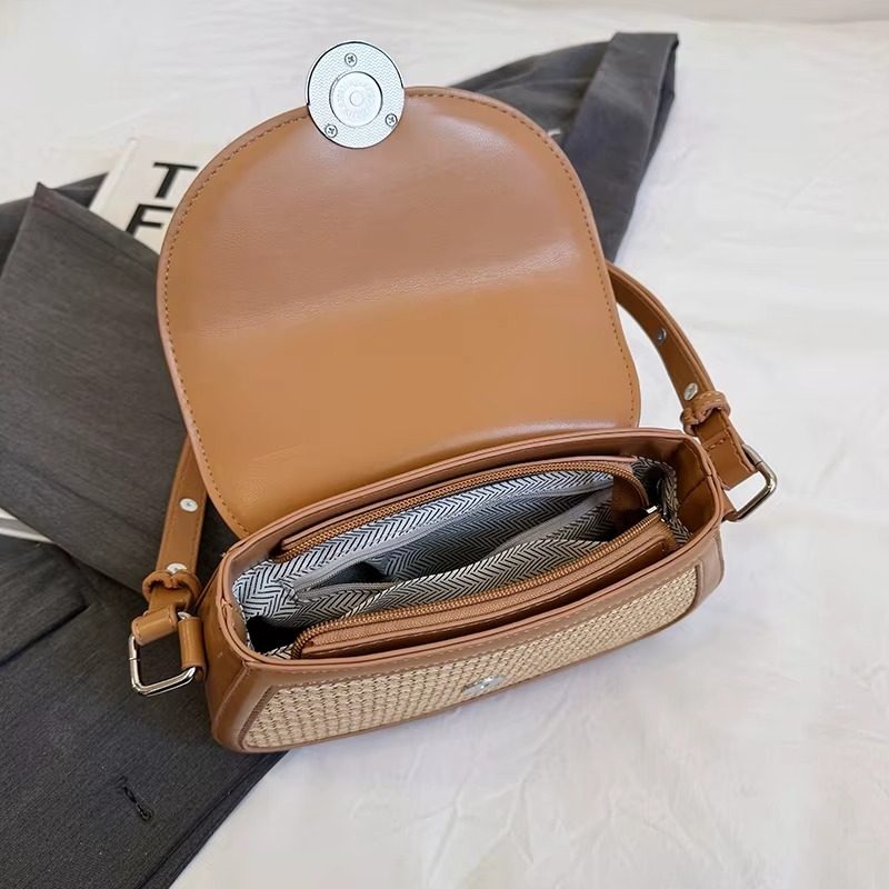 Sac en paille bandoulière avec rabat arrondi et bordure cuir camel ouvert montrant l'intérieur doublé à rayures