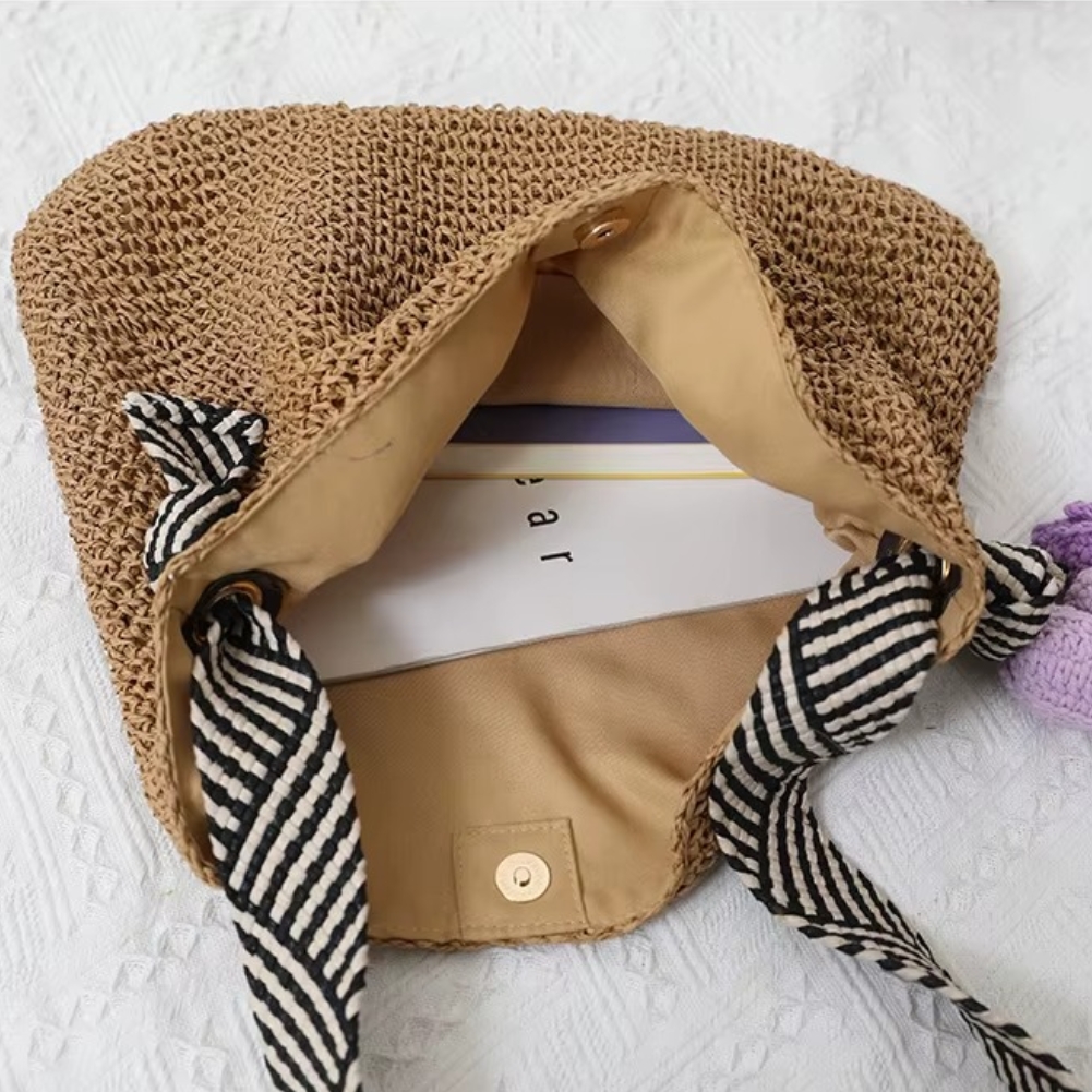 Sac en paille crochet bandoulière rayée Bertille ouvert montrant l'intérieur beige avec fermeture bouton aimanté et bandoulière rayée noire et blanche
