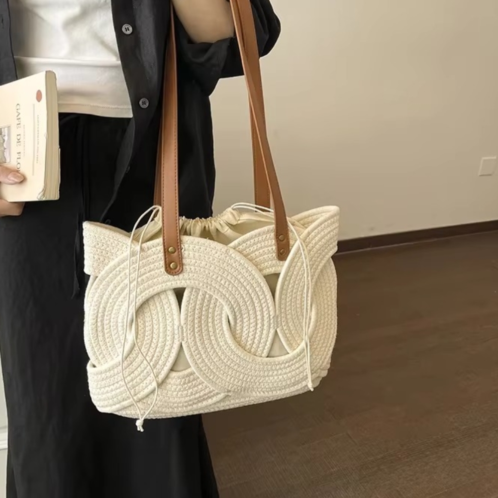 Sac en paille crochet couleur crème avec motif feuilles en relief et anses en cuir marron, modèle cabas Elodie
