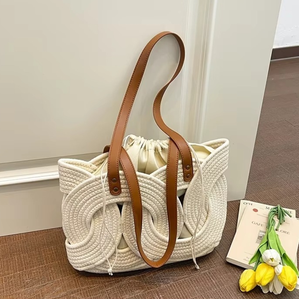 Sac en paille crochet couleur écrue avec motif feuilles, cabas Elodie, anses longues en cuir marron, vue de côté avec ouverture coulissante en tissu