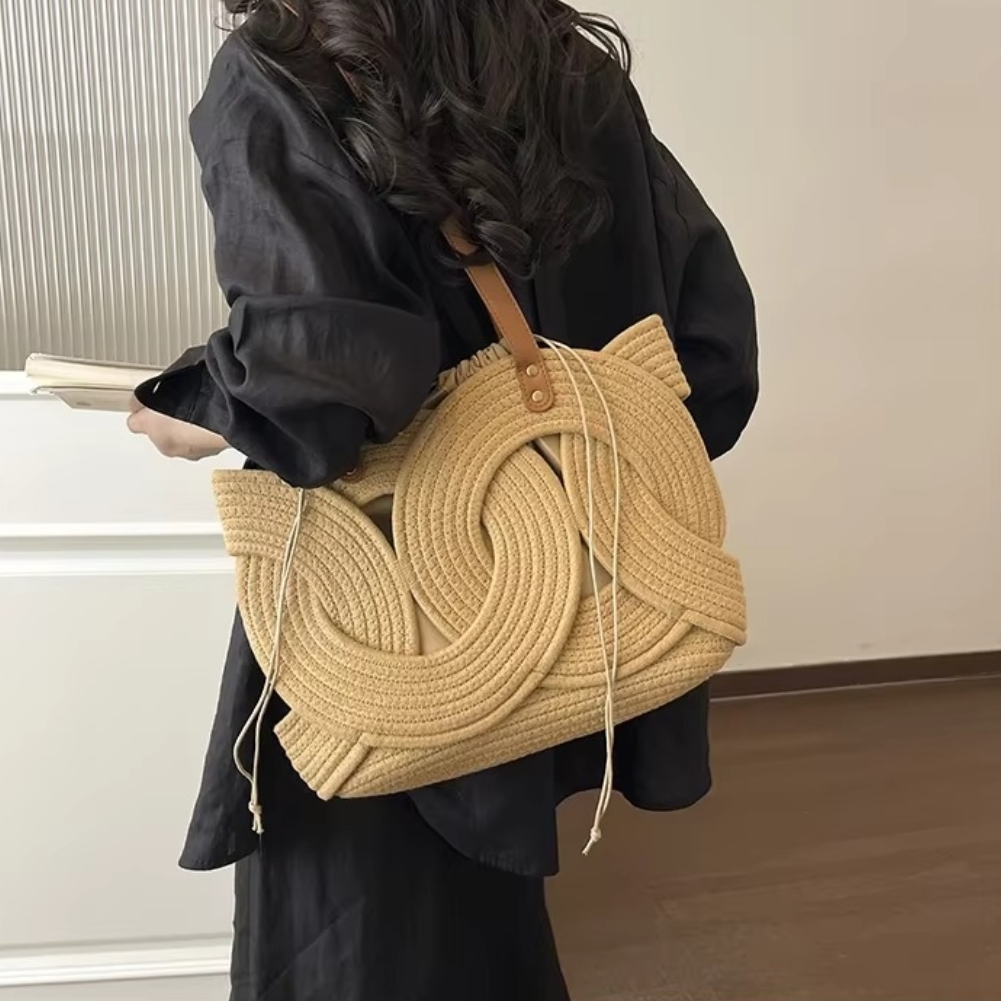Sac en paille crochet couleur naturelle avec motif feuilles tressées porté à l'épaule, modèle cabas Elodie