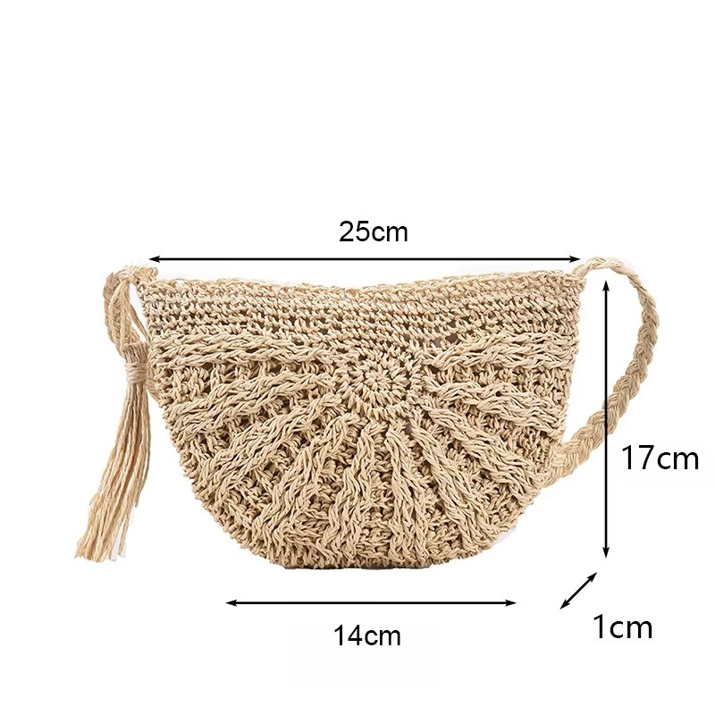 Sac en paille demi-cercle couleur naturelle avec pompon et bandoulière, modèle Amandine, dimensions 25 cm largeur, 17 cm hauteur, 14 cm profondeur