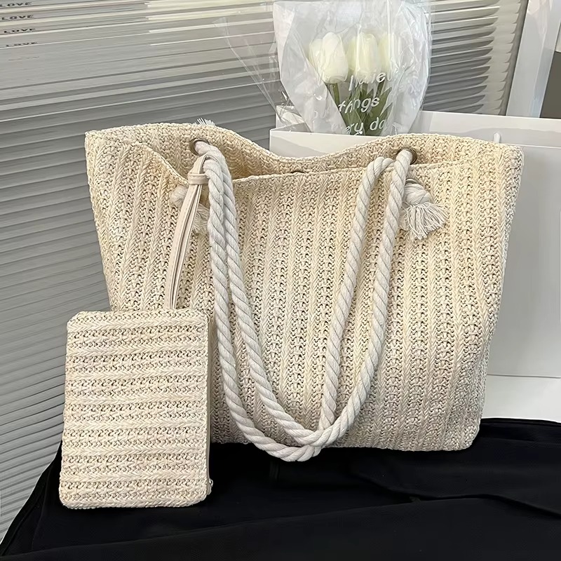 Sac En Paille Grand Format Fourre-Tout – Juliette Sac en paille grand format fourre-tout Juliette beige avec anses en corde blanche et petite pochette assortie