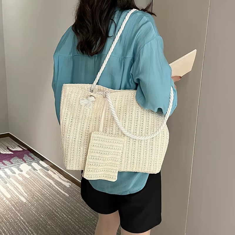 Sac En Paille Grand Format Fourre-Tout – Juliette Sac en paille grand format fourre-tout Juliette beige porté sur l'épaule avec pochette assortie en gros plan