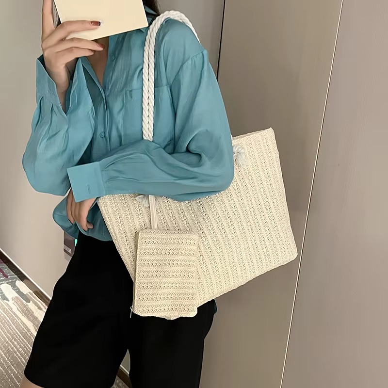 Sac En Paille Grand Format Fourre-Tout – Juliette Sac en paille grand format fourre-tout Juliette beige porté à l'épaule avec détail tressé et petite pochette assortie