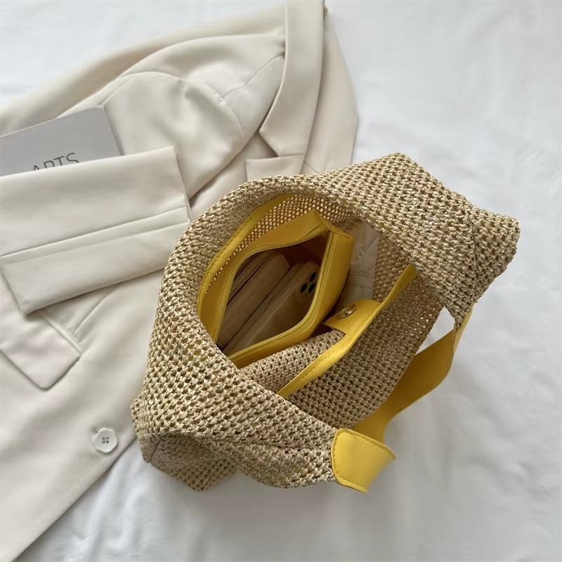 Sac en paille de plage tissée avec sangle fine jaune, vue intérieure montrant doublure et poche zippée, modèle Aurélie