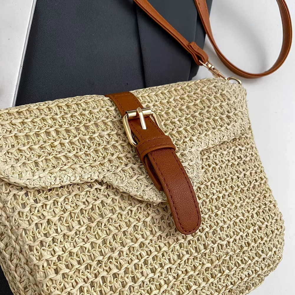 Sac en paille beige avec rabat et boucle en cuir marron modèle Ophélie, vue rapprochée sur la boucle et la texture tressée
