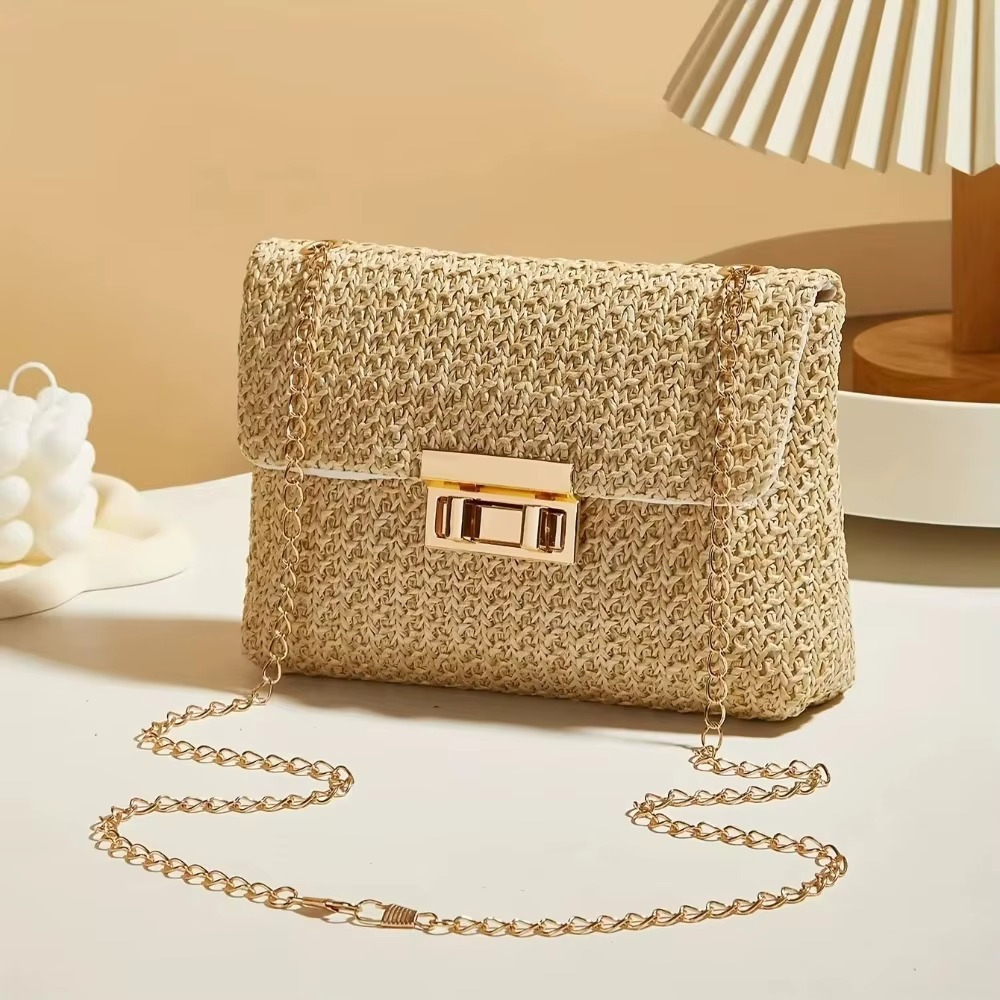 Sac en paille couleur naturelle avec rabat et fermoir doré, chaîne fine dorée posée devant, modèle Angélique