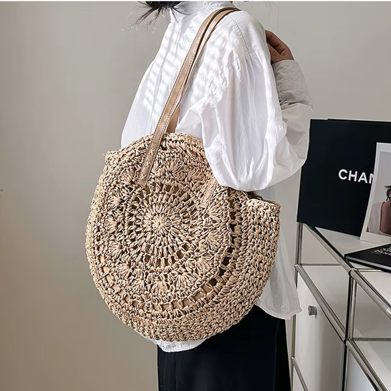 Sac En Paille Rond Ajouré Bandoulière – Solène Sac en paille rond ajouré avec bandoulière porté sur l'épaule, modèle Solène