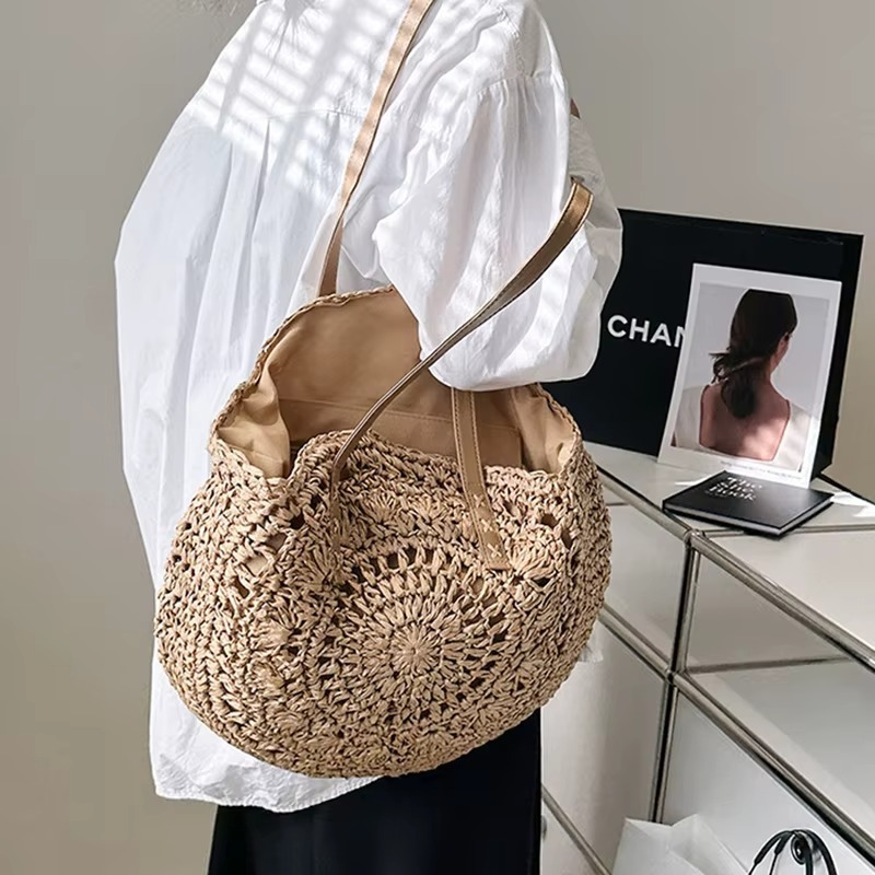 Sac En Paille Rond Ajouré Bandoulière – Solène Sac en paille rond ajouré avec bandoulière beige modèle Solène porté sur l'épaule, détail intérieur en tissu beige