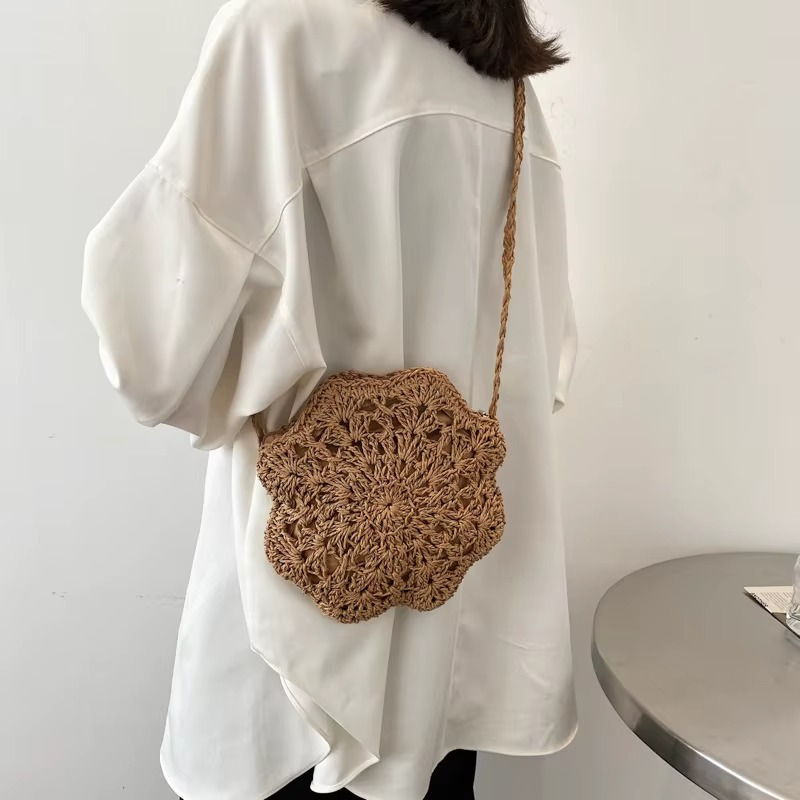 Sac en paille rond crochet dentelle plat couleur naturelle porté en bandoulière avec motif marguerite