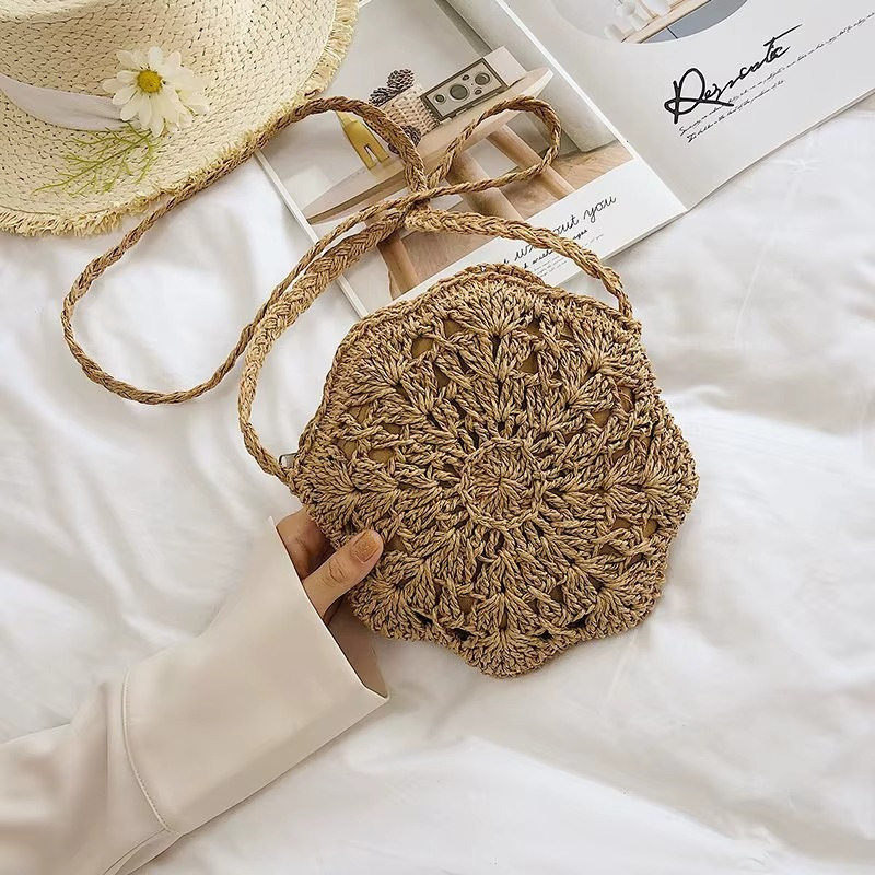 Sac en paille rond crochet dentelle plat couleur naturelle modèle Marguerite porté à la main avec bandoulière tressée