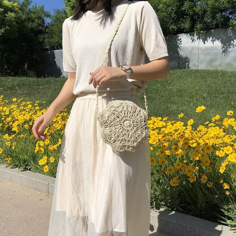 Sac en paille rond crochet dentelle plat couleur naturelle porté en bandoulière avec motif marguerite