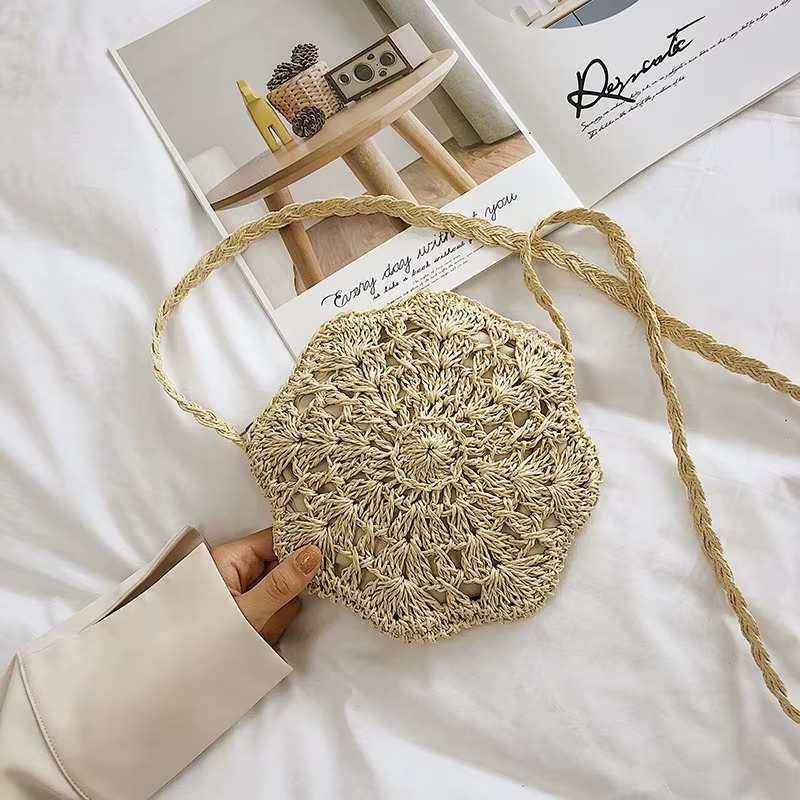 Sac en paille rond crochet dentelle plat couleur naturelle avec motif marguerite et bandoulière tressée