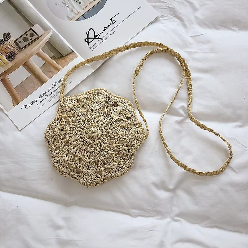 Sac en paille rond crochet dentelle plat couleur naturelle modèle Marguerite avec bandoulière tressée