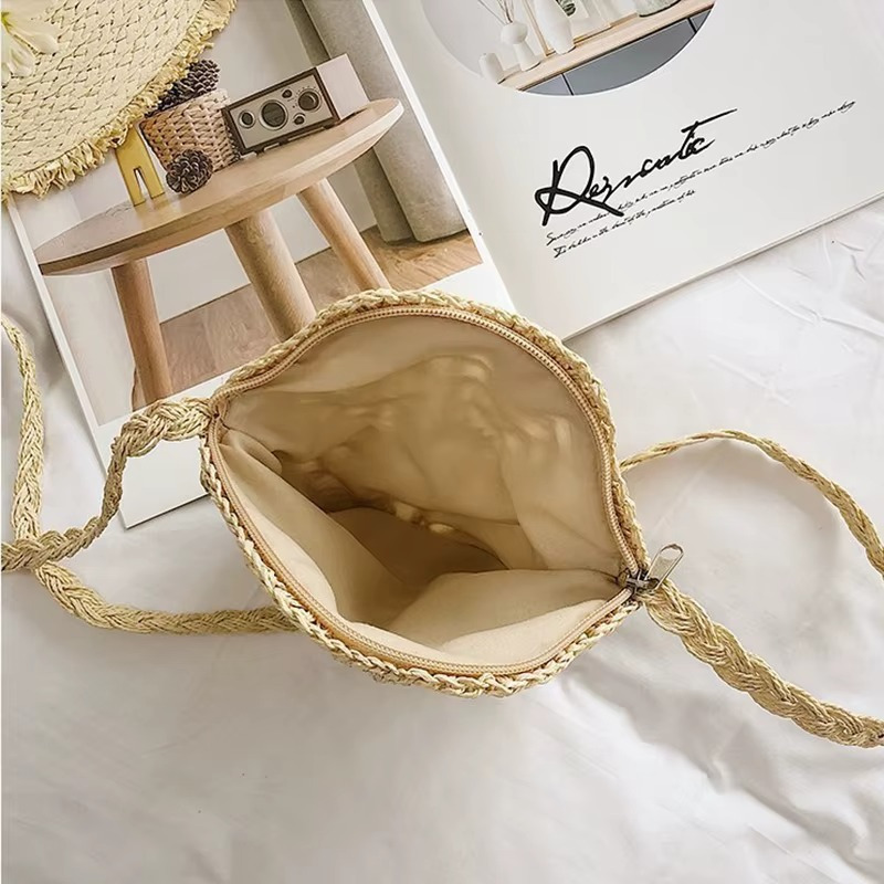 Sac en paille rond crochet dentelle plat Marguerite ouvert montrant l'intérieur beige avec fermeture éclair