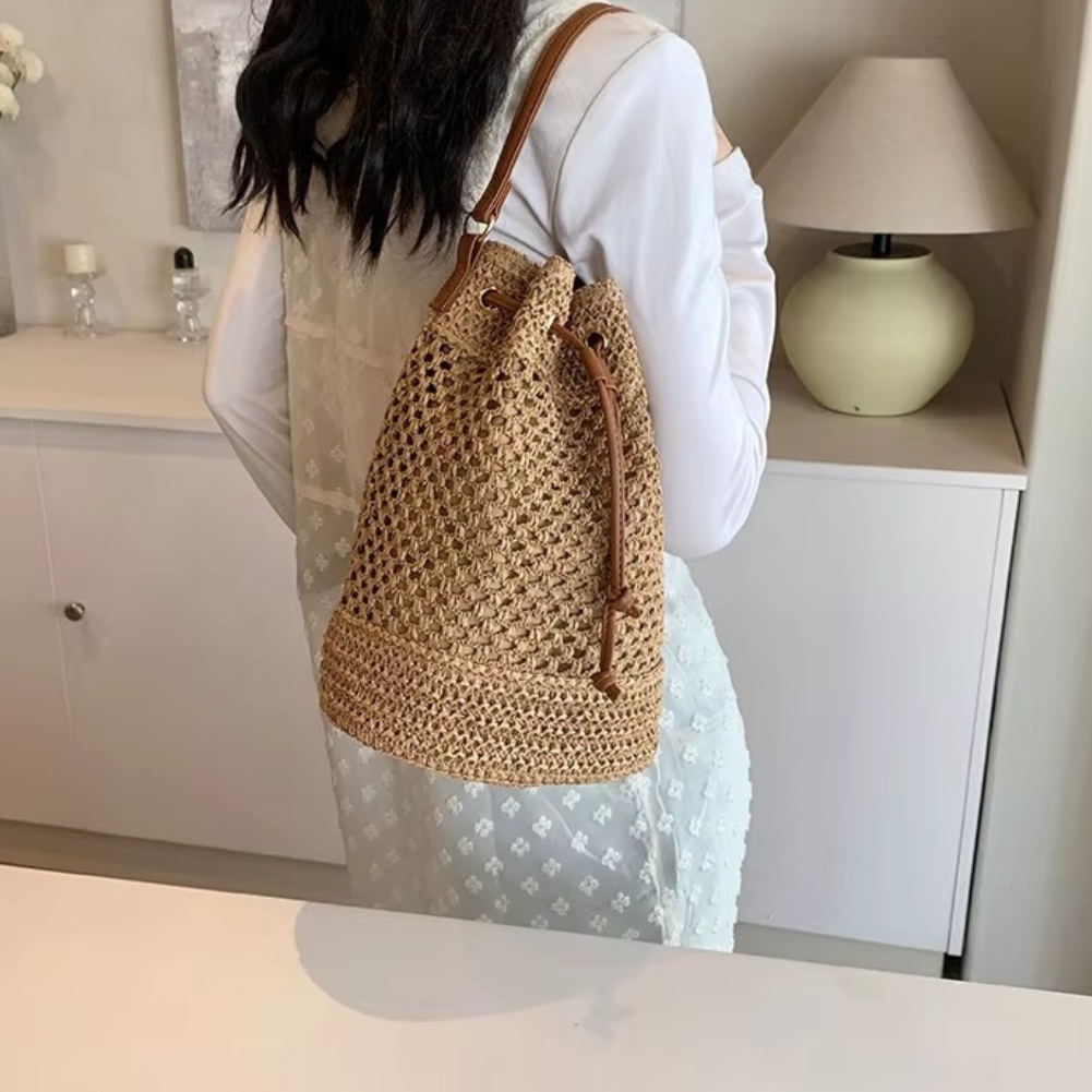 Sac en paille seau ajouré cordon coulissant porté sur l'épaule avec motif tressé naturel