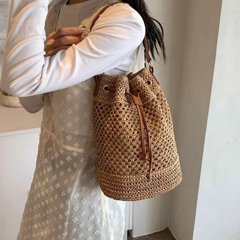Sac en paille seau ajouré avec cordon coulissant porté à l'épaule, couleur naturelle, modèle Rosemonde