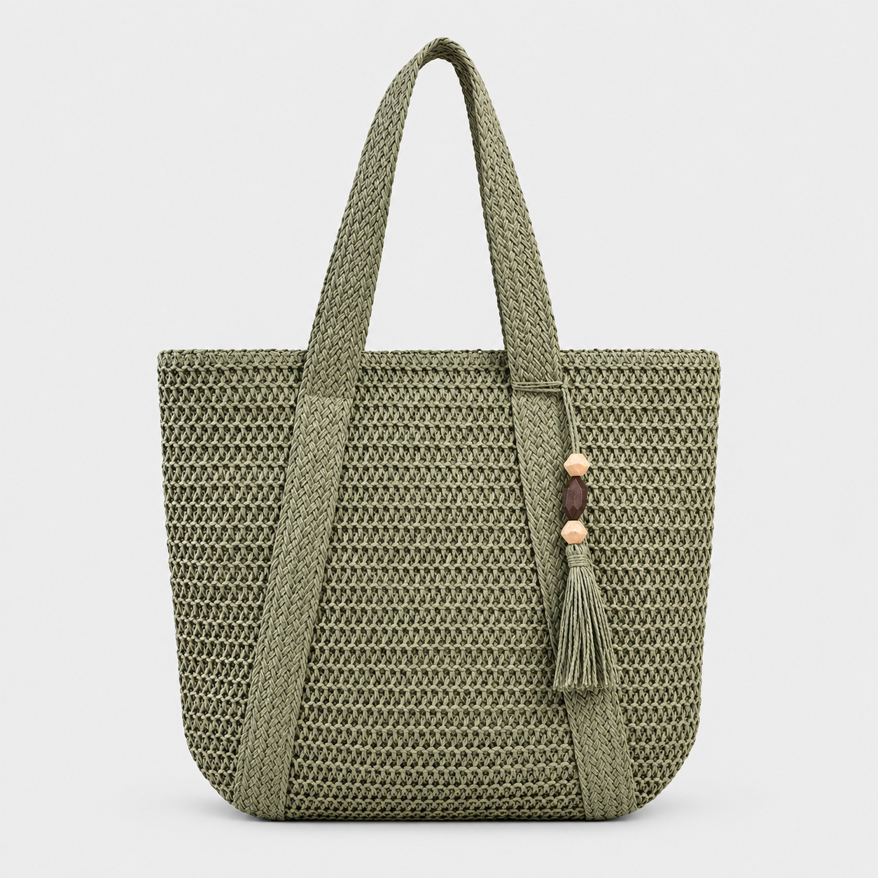 Sac en paille souple tissage fin vert avec pompon en bois modèle Gabrielle, vue de face avec anses longues