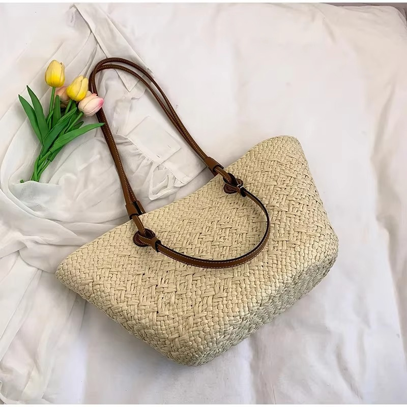 Sac en paille style français grande capacité Manon avec anses marron en cuir sur fond clair