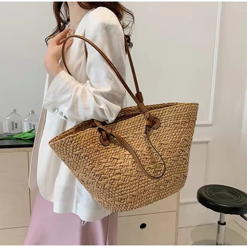 Sac en paille style français grande capacité Manon porté à l'épaule avec anses en cuir marron