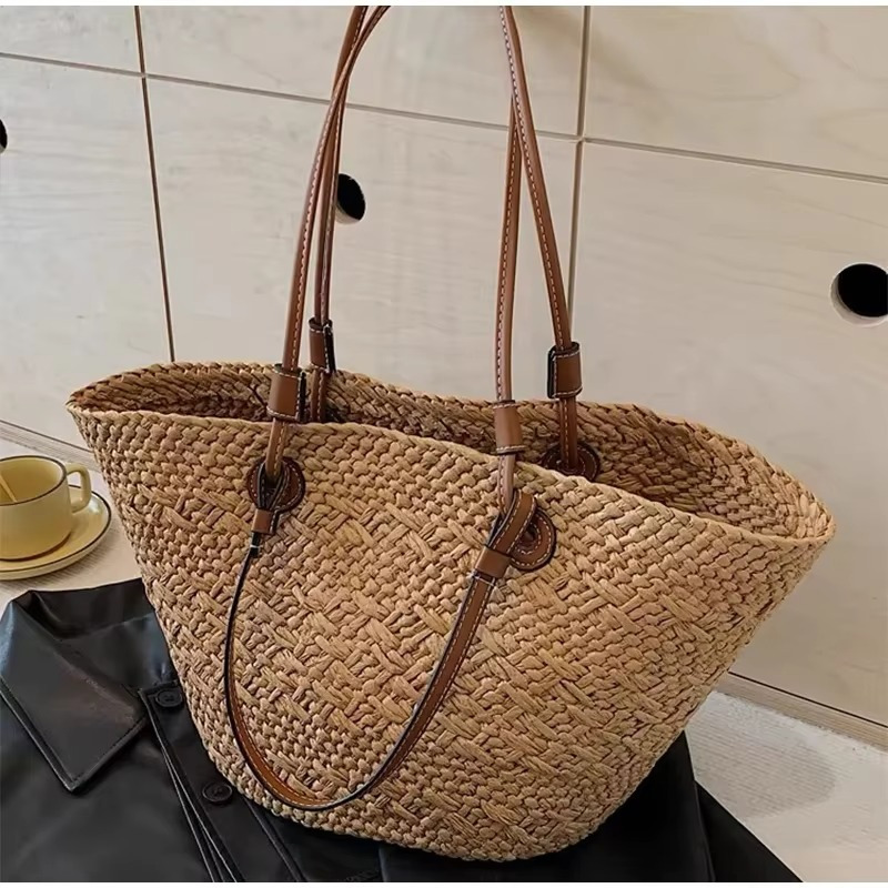 Sac en paille style français grande capacité modèle Manon avec anses en cuir marron et tissage naturel visible de profil
