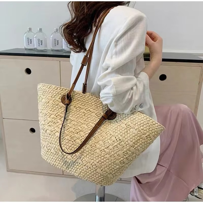 Sac en paille style français grande capacité Manon porté à l'épaule avec anses en cuir marron