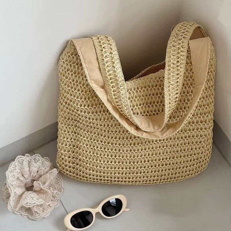 Sac En Paille Tissée Grande Capacité Double Anse – Camélia Sac en paille tissée grande capacité couleur naturelle avec double anse beige modèle Camélia vu de côté