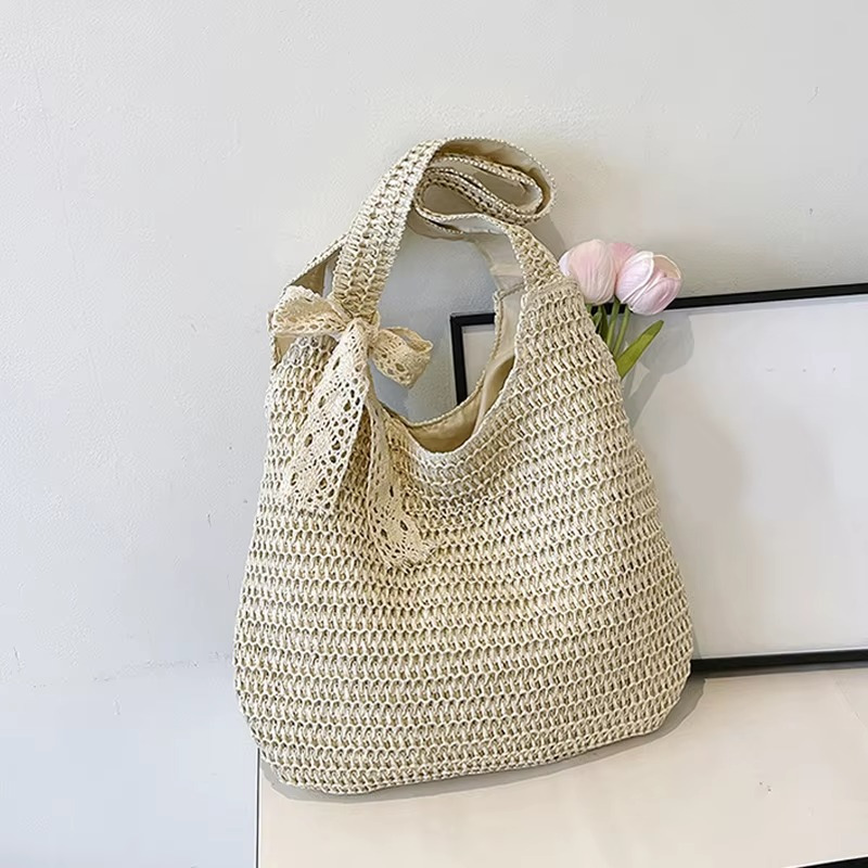 Sac En Paille Tissée Grande Capacité Double Anse – Camélia Sac en paille tissée grande capacité couleur naturelle avec double anse et nœud en dentelle modèle Camélia