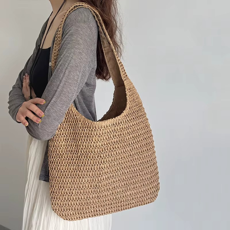 Sac En Paille Tissée Grande Capacité Double Anse – Camélia Sac en paille tissée grande capacité couleur camélia porté à l'épaule avec double anse