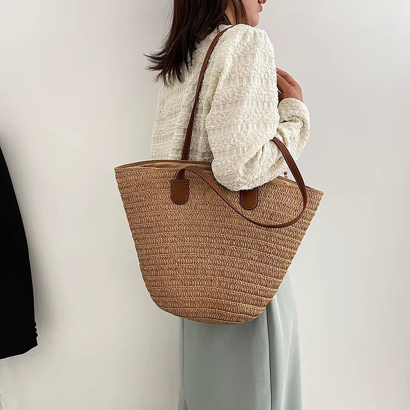 Sac en paille tressée bohème grande capacité modèle Océane porté à l'épaule avec anses en cuir marron