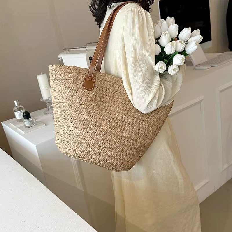 Sac en paille tressée bohème grande capacité Océane porté à l'épaule avec anses marron, vue de côté