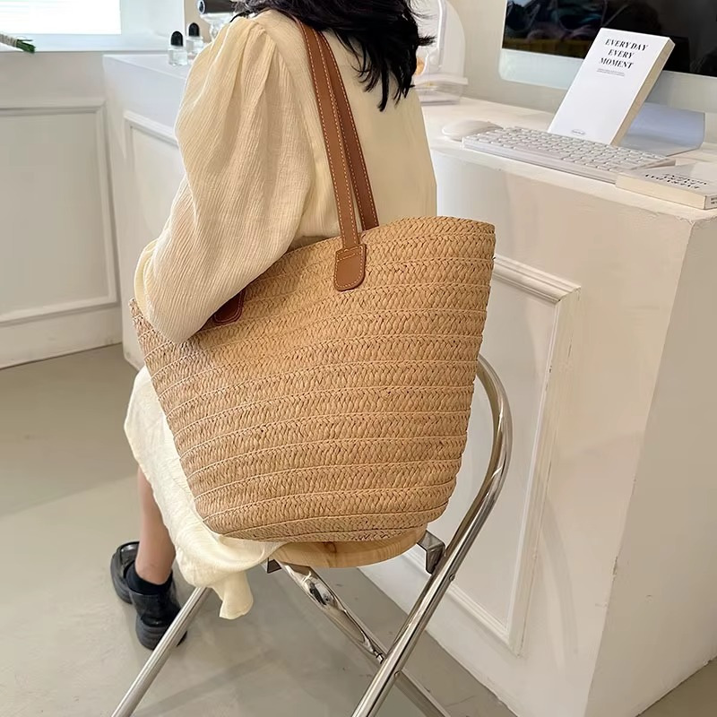 Sac en paille tressée bohème grande capacité Océane porté sur l'épaule avec anses marron