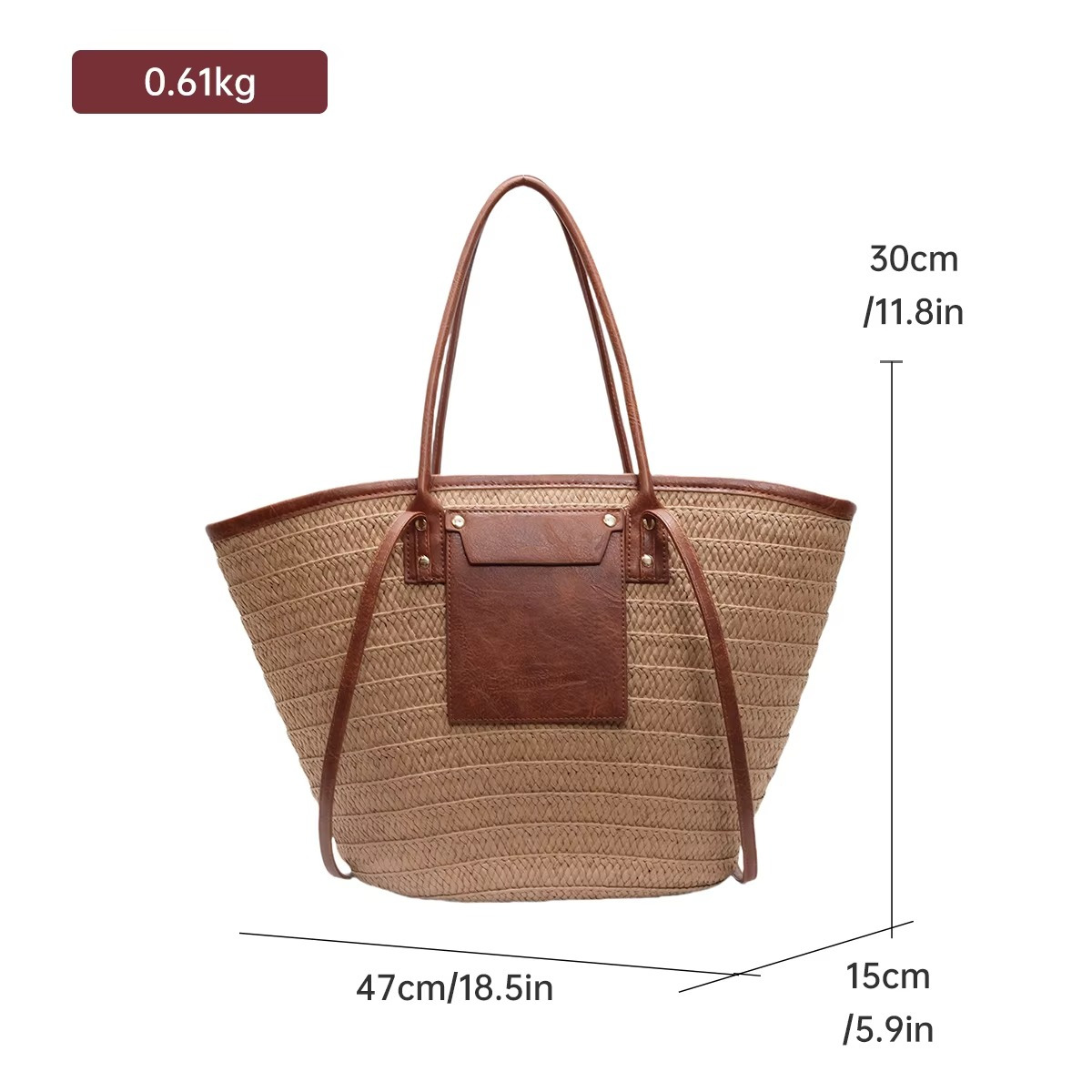 Sac en paille tressée cabas avec poche en cuir marron et rivets modèle Constance, vue de face avec dimensions 47 cm largeur, 30 cm hauteur, 15 cm profondeur