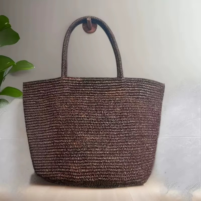 Sac En Paille Tressée Grand Fourre-Tout Plage – Valentine Sac en paille tressée grand fourre-tout plage Valentine vue de face avec anses arrondies