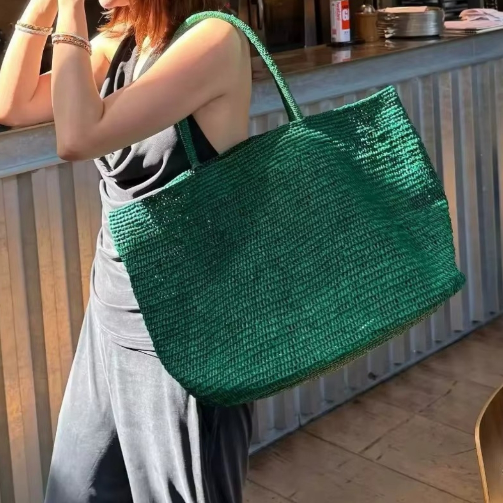 Sac En Paille Tressée Grand Fourre-Tout Plage – Valentine Sac en paille tressée grand fourre-tout vert porté à l'épaule avec anses longues