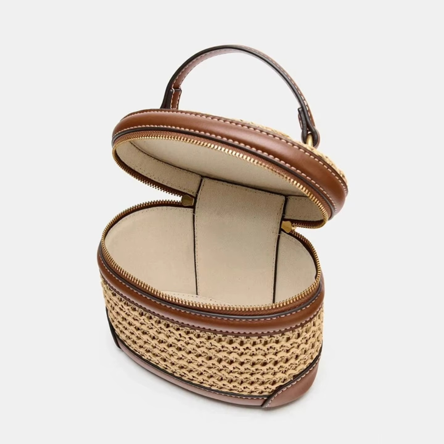 Sac en paille tressée mini boîte vintage Charlotte ouvert avec intérieur beige et poignée en cuir marron