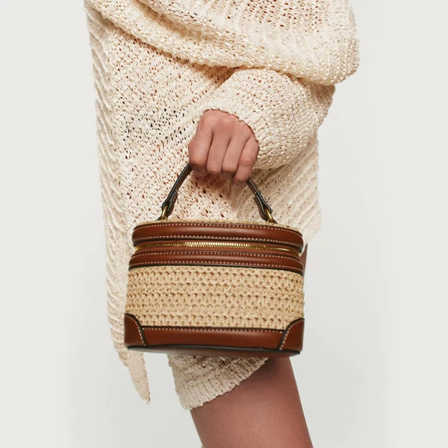 Sac en paille tressée mini boîte vintage Charlotte avec poignée et détails en simili cuir marron porté à la main