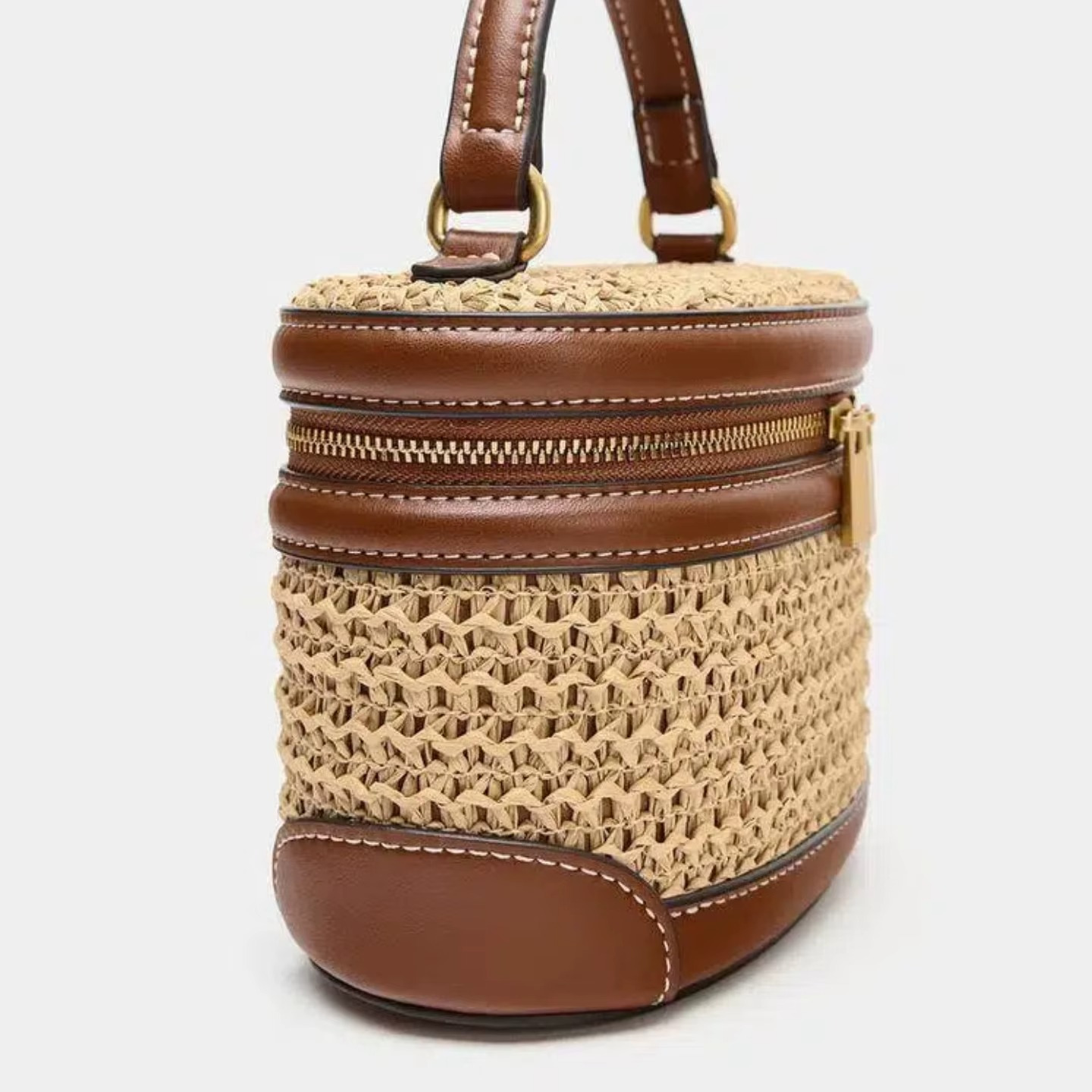 Sac en paille tressée mini boîte vintage Charlotte avec détails en simili cuir marron et fermeture éclair visible de profil