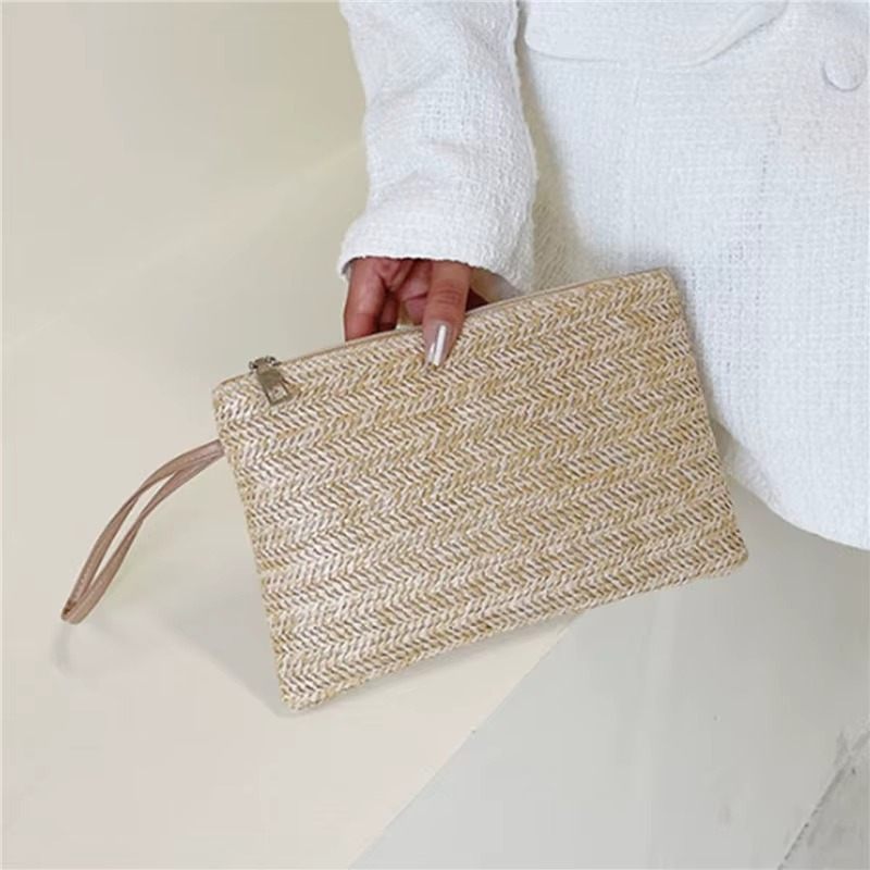 Sac En Paille Tressée Pochette Zippée Porte-Monnaie – Emma Sac en paille tressée couleur naturelle avec pochette zippée et poignée fine tenu à la main modèle Emma