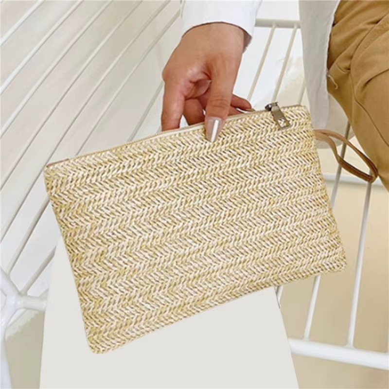 Sac En Paille Tressée Pochette Zippée Porte-Monnaie – Emma Sac en paille tressée pochette zippée porte-monnaie Emma beige tenue à la main avec motif chevrons