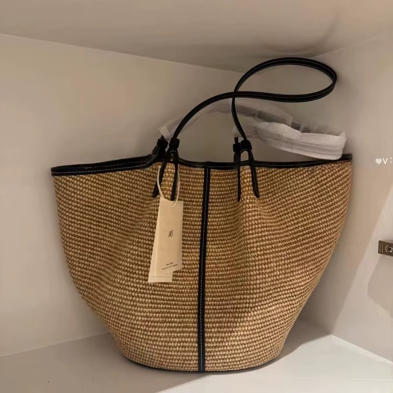 Sac en paille tressée seau avec liseré cuir noir et anses fines noires modèle Rosalinde