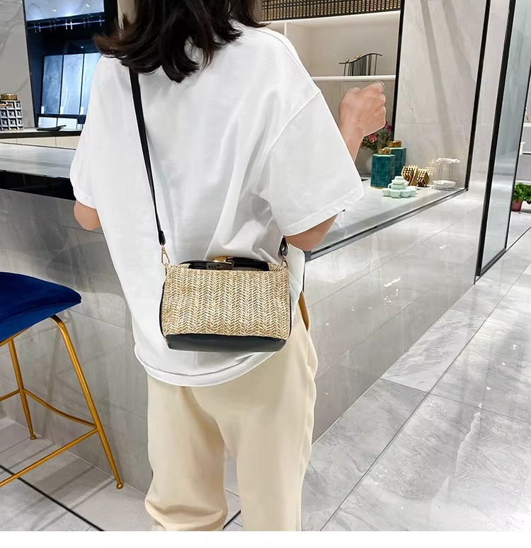 Sac en paille vintage rigide avec poignée fermoir doré et bandoulière fine porté en bandoulière vue de dos